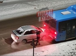 Легковушка врезалась в заднюю часть кемеровского автобуса