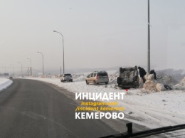 Автомобиль перевернулся во время ДТП на кемеровской трассе