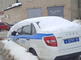 В центре Саратова заносит снегом брошенную полицейскую "Гранту"
