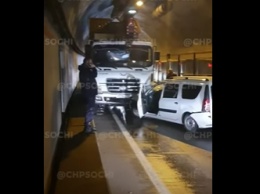 Массовое ДТП в Сочи заблокировало тоннель на Красную Поляну