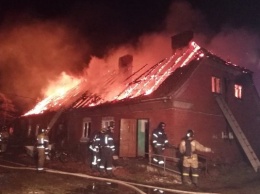 Под Полесском сгорела крыша многоквартирного дома, есть пострадавшие (фото)