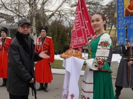 Виктора Захарченко встретили в аэропорту Краснодара хлебом-солью