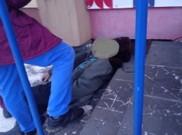 Пожилой мужчина скончался на лестнице у магазина в Ленинске-Кузнецком