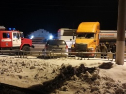 В Барнауле водителя легкового авто госпитализировали после столкновения с фурой