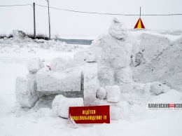 На Алтае вандалы разломали фигуру в снежном городке и украли гирлянды