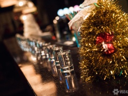 Посетители ночного клуба незаконно угощались алкоголем в Кемерове