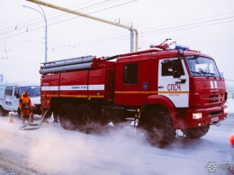 19 человек тушили пожар в частном секторе Кемерова