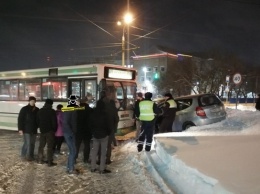 Ребенок и женщина пострадали в ДТП с автобусом в Барнауле
