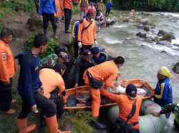 Падение автобуса в ущелье унесло жизни 24 человек в Индонезии