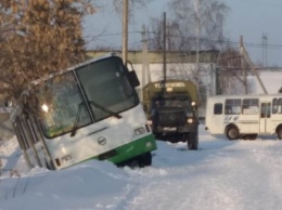 Барнаульский ФАП остался без света и тепла после неудачной попытки «умельцев» вытащить автобус из сугроба