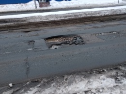 "Проклятое богом место": саратовцы жалуются на дорожные ямы у стадиона "Волга"