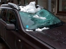 Калужанин получил компенсацию в 1,3 млн рублей за падение ледяной глыбы на машину