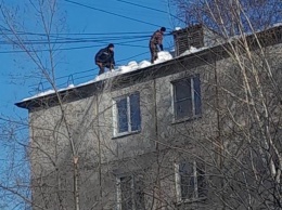 Кемеровчанин заснял работающих без страховки коммунальщиков