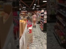 Голая жительница Волгограда устроила пьяный скандал в магазине