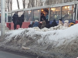 Саратовцы карабкаются на трамвайные остановки "горными козликами"