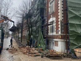 В Фонде капремонта прокомментировали обрушение фронтона дома в Черняховске
