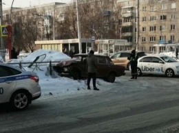 Легковушка снесла дорожное ограждение в Кемерове