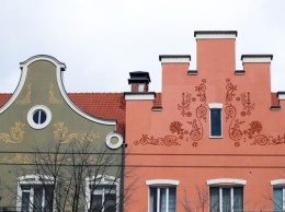 Ветер оторвал фасадный декор от отремонтированного дома на Ленинском проспекте (видео)