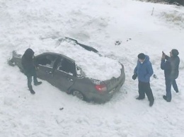 Снег с крыши балаковского "элитного дома" проломил "Гранту"