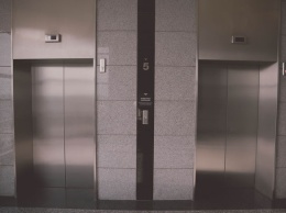 Человек погиб в Подмосковье из-за упавшего в строящемся доме лифта