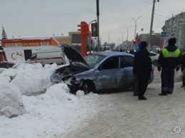 Иномарка в Кемерове сбила пешехода во время ДТП с другой легковушкой
