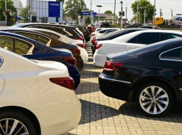 Автокомпании приостановили отгрузку новых машин российским дилерам