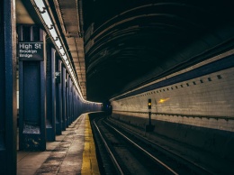 Упавший на рельсы московского метро пассажир заблокировал движение поездов