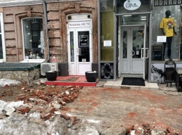 "Падают на голову кирпичи": в центре Саратова рушится объект культурного наследия