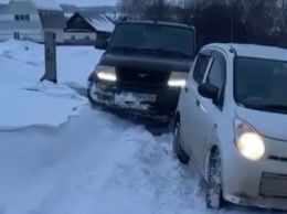 Жители кузбасского села пожаловались на огромные сугробы на дорогах