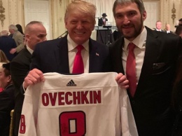 Александр Овечкин подарил Дональду Трампу свой свитер