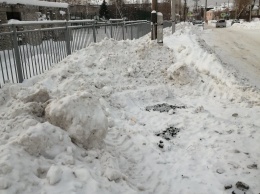 Оказавшиеся по уши в снегу барнаульцы снова жалуются на «невнятную» уборку города после метели