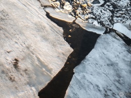 Два КамАЗа с людьми провалились под лед в Якутии