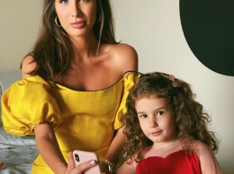 Кети Топурия в мини-платье лимонного цвета устроила фотосессию с дочерью