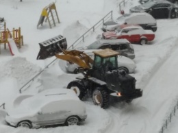 Дворы Барнаула чистят от снега, но мешают припаркованные машины