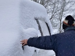 Житель Змеиногорска откопал иномарку из снега и угнал