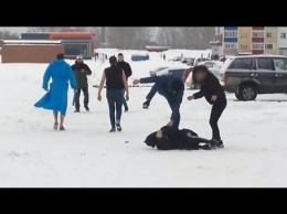 Избиение подростка толпой в Новосибирске попало на видео