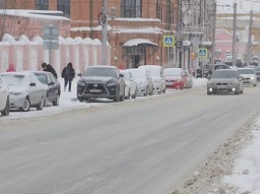 «Труда положили много»: власти Барнаула пообещали откопать город от снега в течение недели