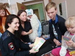 Дед Мороз поздравил с Новым годом маленьких пациентов отделения травматологии в Барнауле