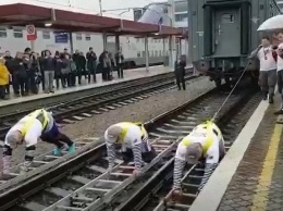 Силачи установили рекорд в Симферополе, протащив железнодорожный состав