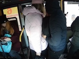 У людей в барнаульских автобусах воровали телефоны