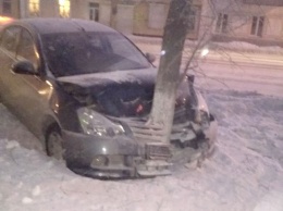 "Красиво обнимаются": в Белове автомобиль врезался в дерево