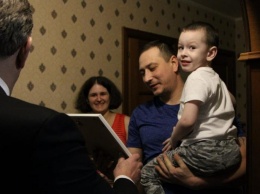 Семья из Нижневартовска в преддверии Нового года получила подарок от полпреда Николая Цуканова