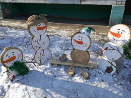 Благовещенцы сделали во дворе деревню снеговиков