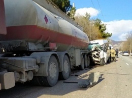 На трассе Симферополь-Ялта микроавтобус врезался в грузовик
