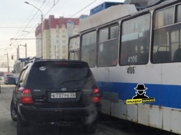 Троллейбус столкнулся с иномаркой в Барнауле