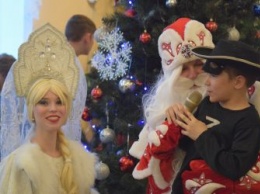 Сотрудники Благовещенского горсуда привезли детям Деда Мороза и Снегурочку