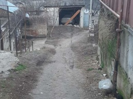 В Симферополе водитель на угнанном авто влетел в чужой гараж, - источник