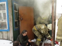 Алтайские пожарные спасли из горящего дома мужчину