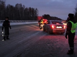 Замерзло топливо: на Урале полицейские спасли от холода пассажиров автобуса