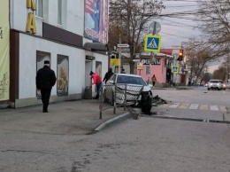 В центре Симферополя легковушка снесла забор, заехав на тротуар